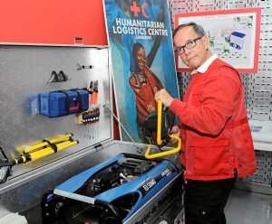 E. CON COOPERANTE DE CRUZ ROJA, PACO NARANJO. PUERTO, C300115 AS044300115.jpgP_20150201